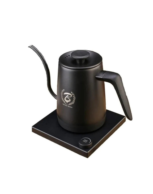 Kettle electric negru cu gât de lebădă și bază digitală pentru prepararea cafelei.