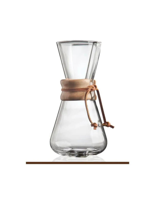 Chemex din sticlă cu guler din lemn și șnur din piele pentru cafea la filtru.